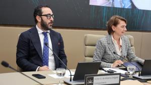 Archivo - El presidente del Zamaro CF, Víctor de Aldama, sentado junto a la secretaria de la comisión y diputada regional del PP Margalida Durán, comparece ante la comisión no permanente de investigación en el Parlament balear, a 20 de mayo de 2024, en Pa