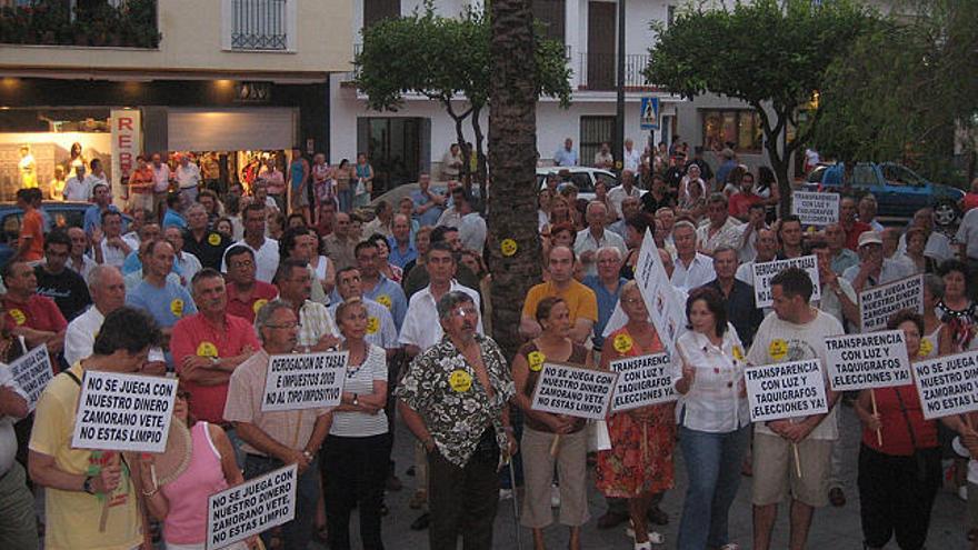 Convocatoria. Unas 600 personas se sumaron ayer a la manifestación contra las presuntas irregularidades cometidas por cargos del Ayuntamiento de Estepona.