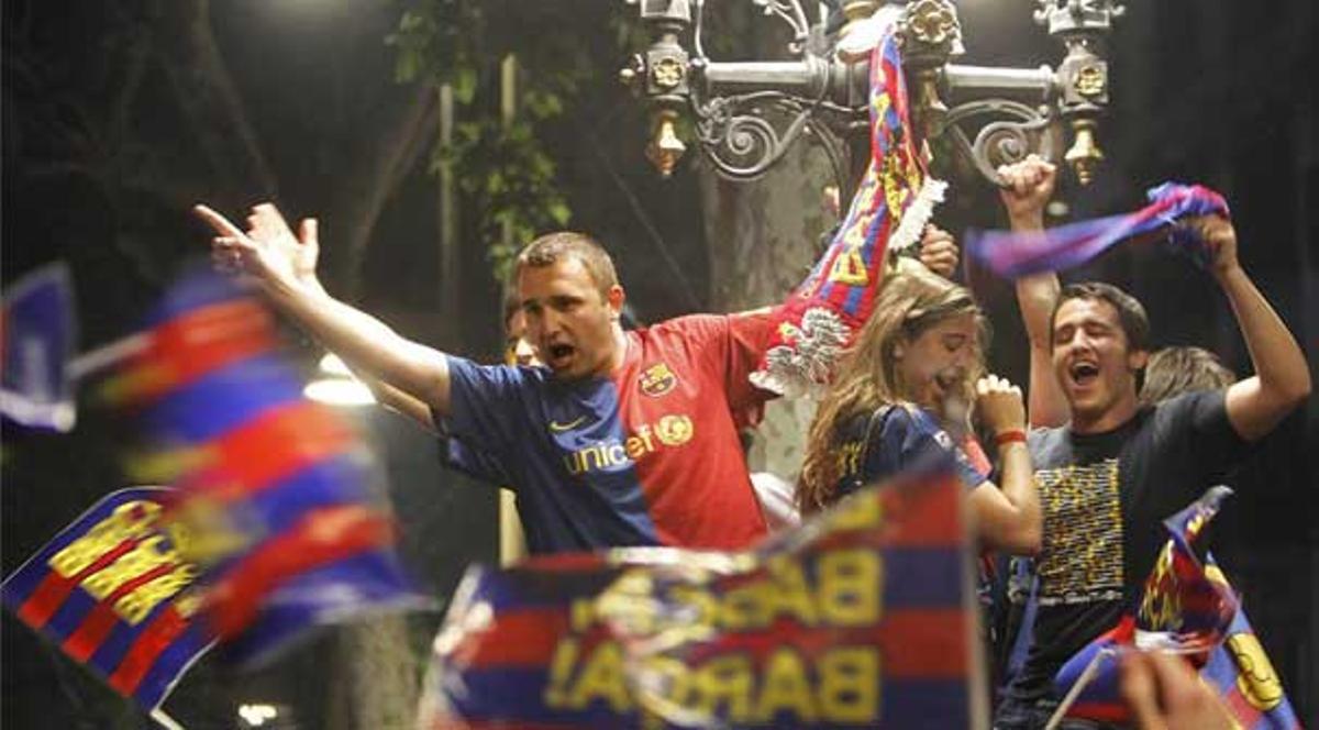 Milers d’aficionats del Barça s’han bolcat a Canaletes i a la plaça de Catalunya per celebrar el títol de la Lliga.