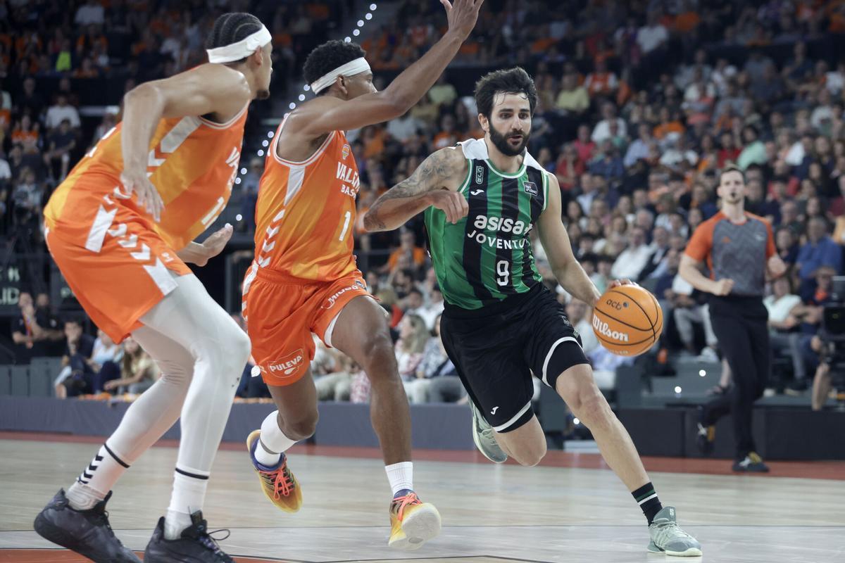 El base del Joventut Ricky Rubio (d) supera al alero estadounidense del Valencia Kameron Taylor (c) durante el primer partido de las semifinales de la Liga Endesa de baloncesto que Valencia Basket y Joventut de Badalona disputaron en el pabellón Roig Arena. EFE/Miguel Ángel Polo