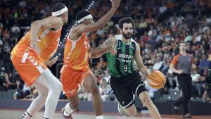 Ricky Rubio, defendido por Taylor, en el partido de este miércoles en València.