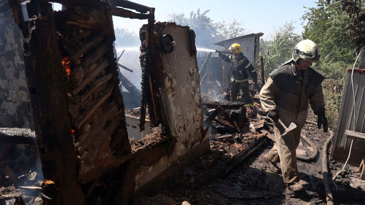 Ukrainian firefighters put out the fire in a destroyed house following a Russian shelling in the town of Bakhmut, Donetsk region on August 24, 2022, amid Russian invasion of Ukraine. (Photo by Anatolii Stepanov / AFP)