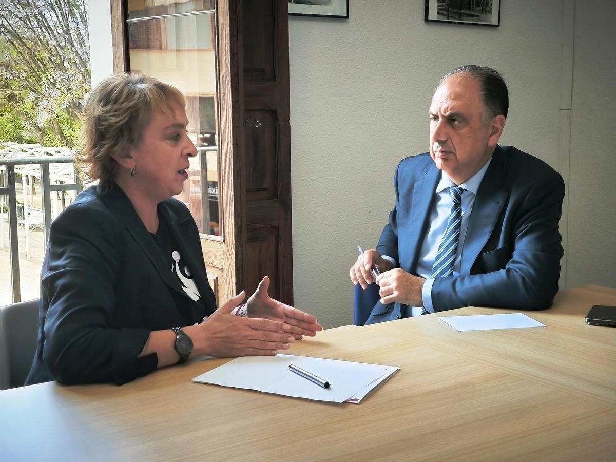La alcaldesa de Benetússer, Eva Sanz, con el conseller Valderrama.
