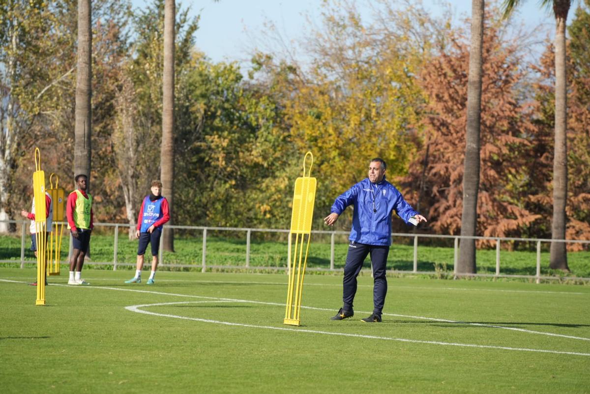 Germán Crespo reparte indicaciones a sus futbolistas durante la sesión del jueves.