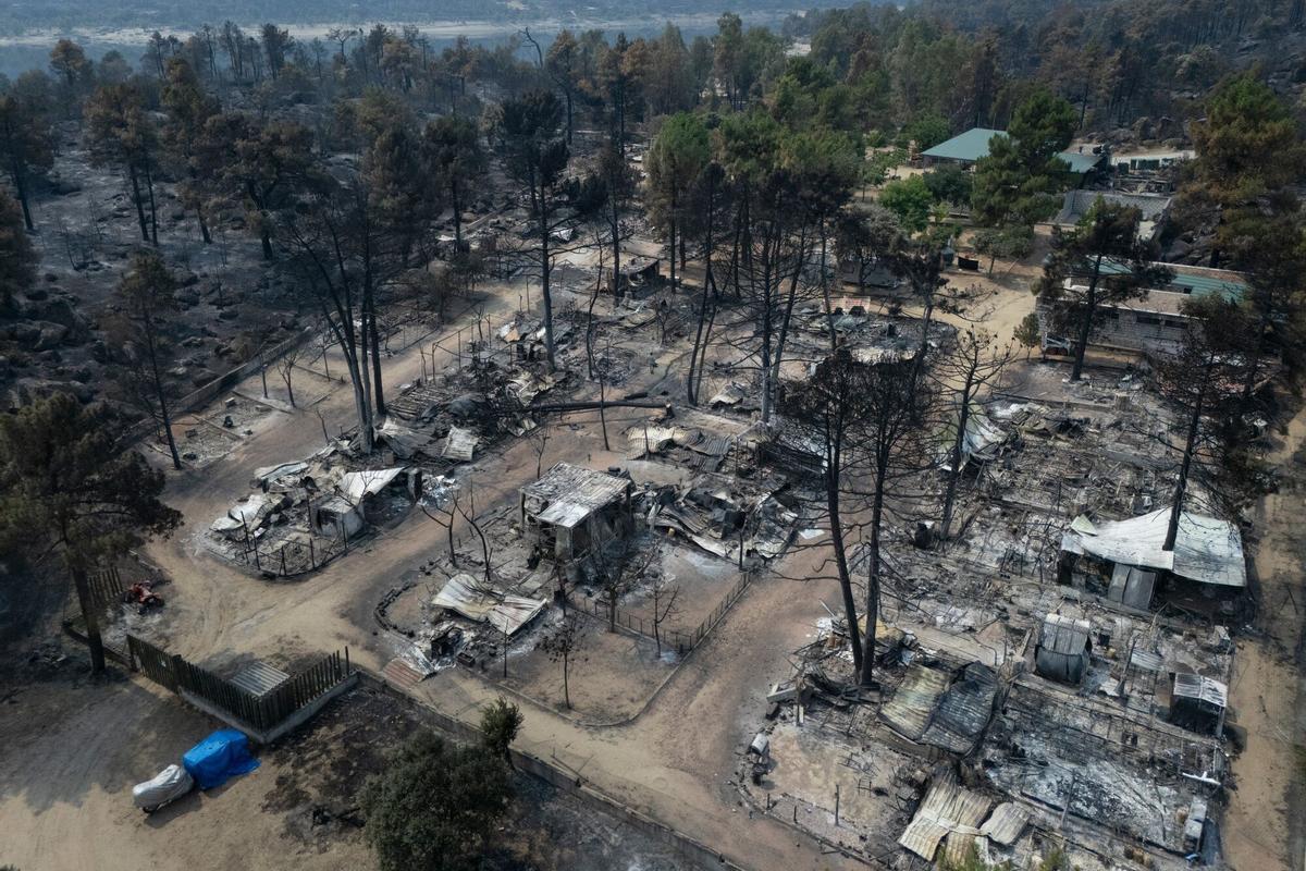 Los restos carbonizados de las caravanas en el camping Pantano de Burguillo después de un incendio forestal en El Barraco, España, el martes 28 de julio de 2026.
