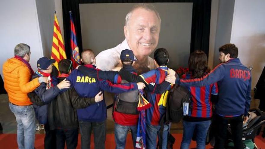 Aficionados del Barcelona en el espacio de condolencias creado ayer en el Camp Nou.