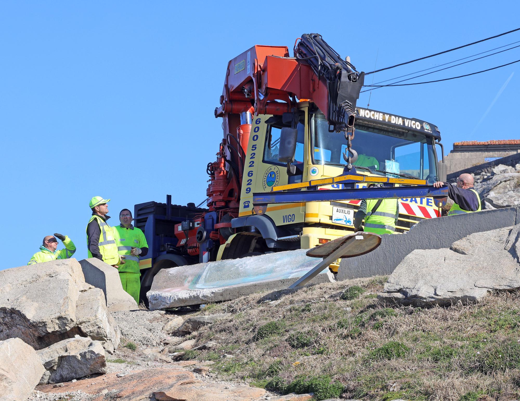 Un microbús vuelca sobre las rocas de cabo Silleiro