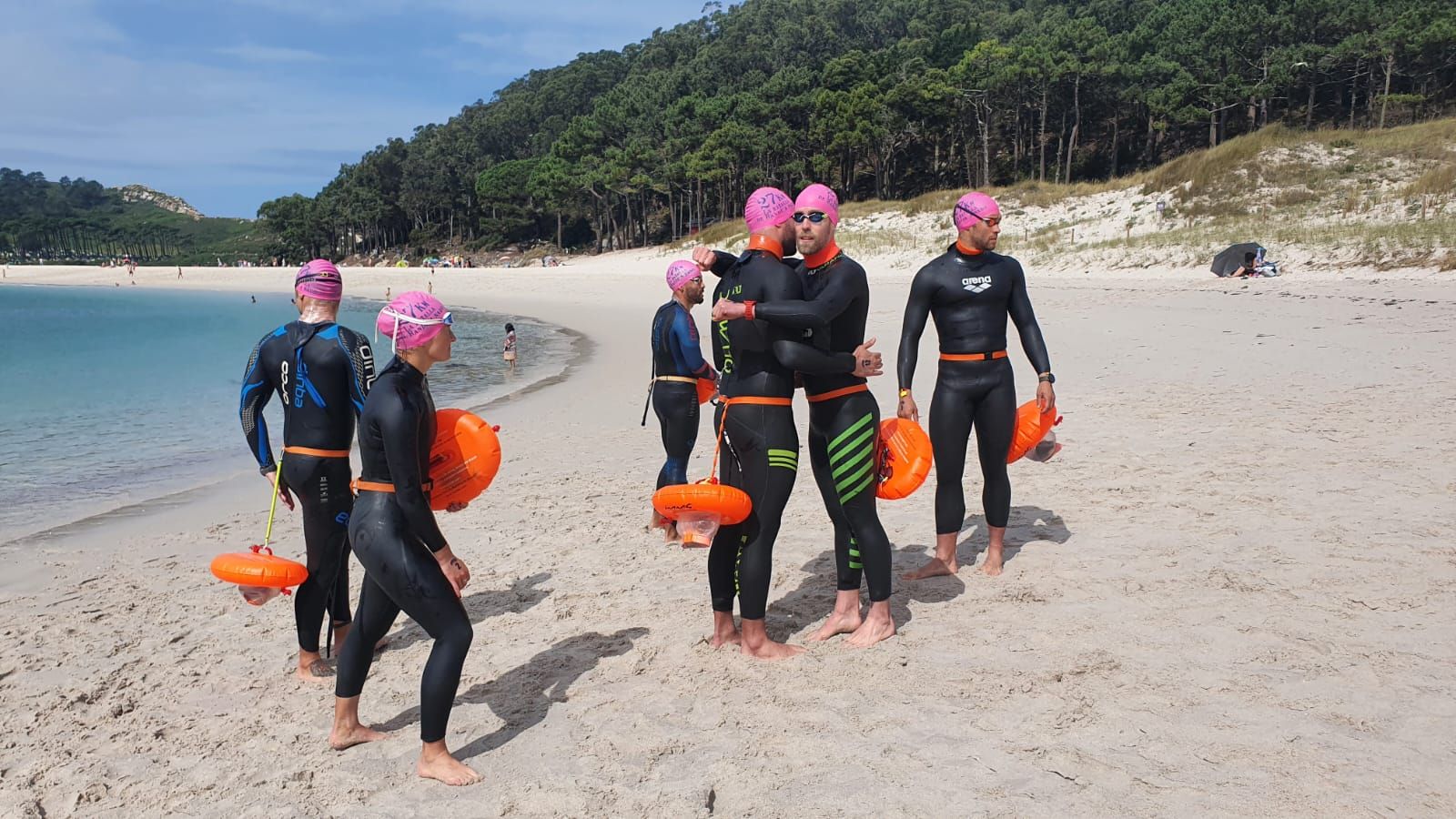 Los héroes de la natación salen de Cíes rumbo San Simón