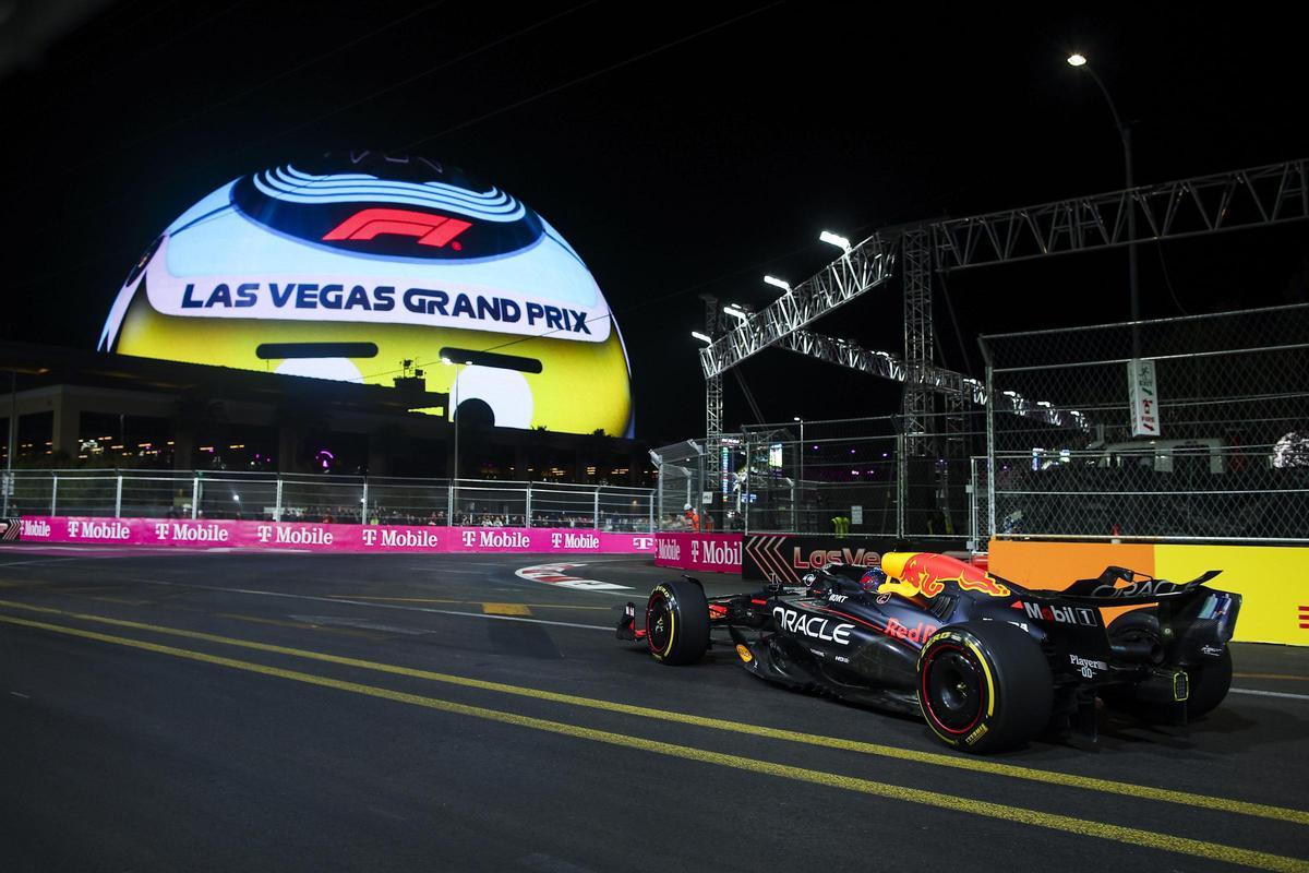 El piloto de F1 Max Verstappen toma la curva del circuito urbano de Las Vegas presidida por La Esfera, el proyecto desarrollado por la empresa zaragozana Oboria.