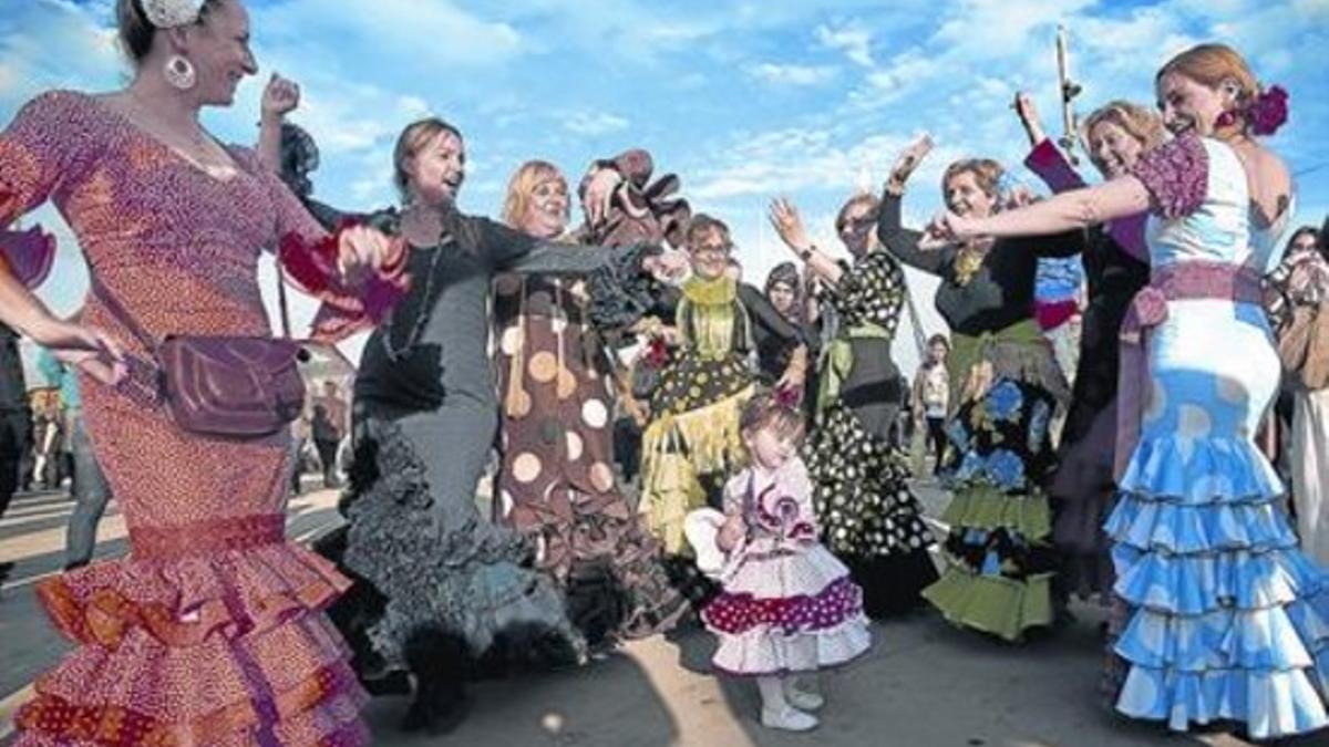 Un grupo de visitantes baila durante la edición de la feria celebrada en abril del 2012.