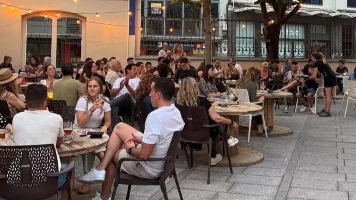 Ambient de vespre d'estiu a la terrassa del Glaç