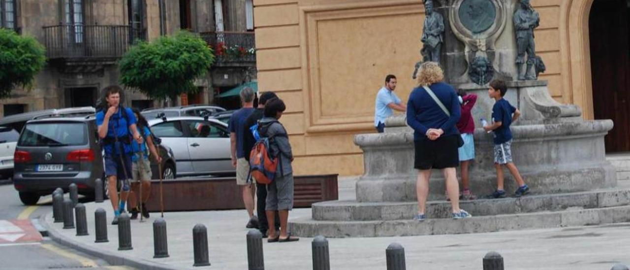 Turistas y peregrinos, en la plaza del teatro Riera.