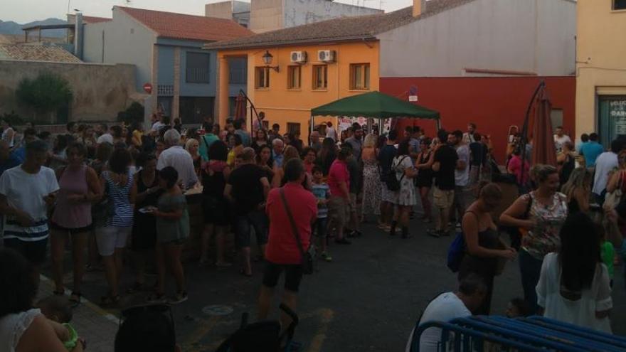 Un grupo de personas en la terraza del mercado.