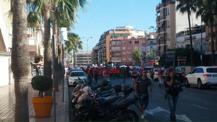 Manifestación antitaurina frente a la plaza de toros de Benidorm