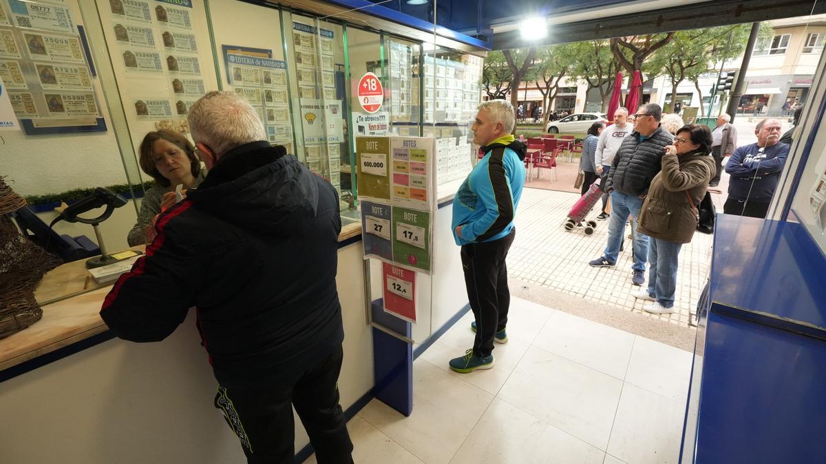 Colas en una administración de Castelló para comprar un décimo para Navidad