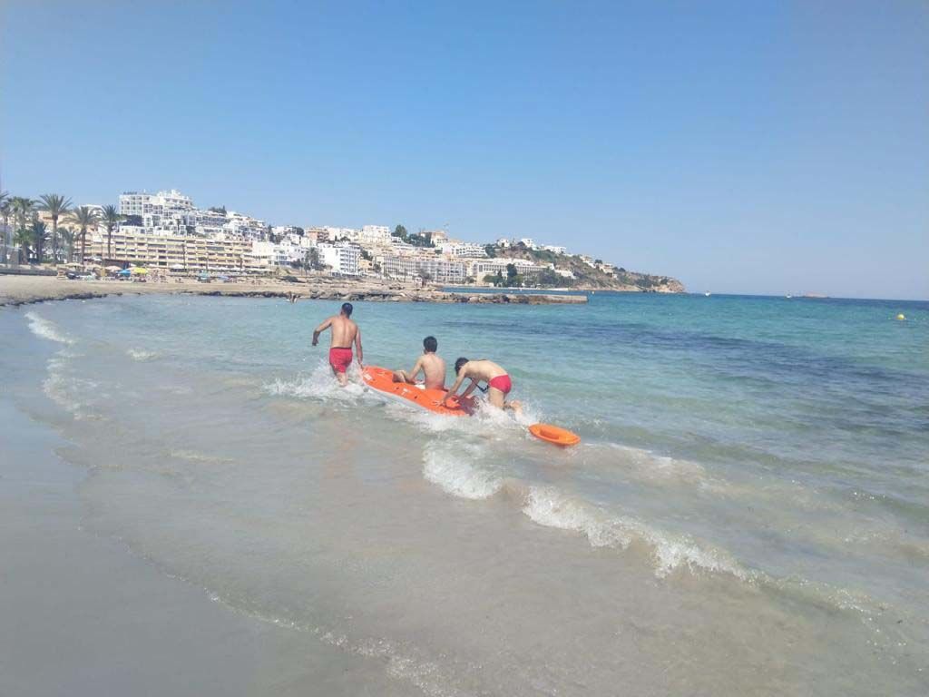 Un menor se clava un anzuelo doble enredado en unas boyas en una playa de Ibiza