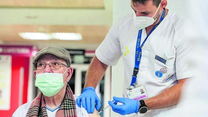 Canarias inicia la vacunación de  la cuarta dosis contra el covid