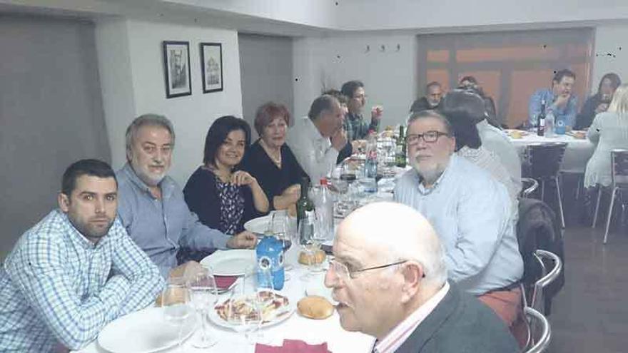 Dos momentos de la cena de delegados.