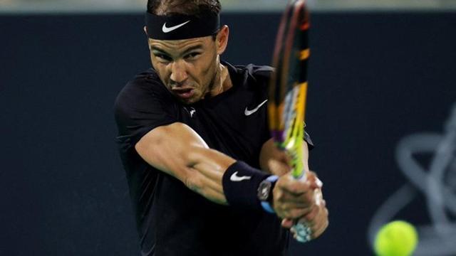 Nadal golpea de revés.