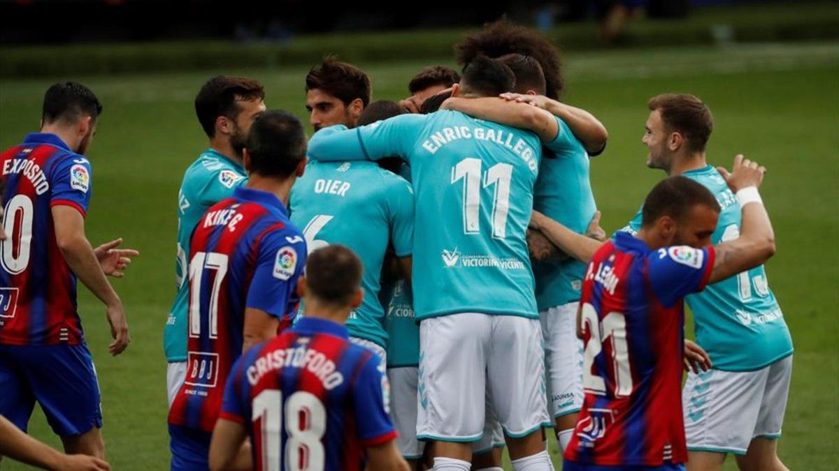 Los jugadores del Eibar celebran el gol de Rubén