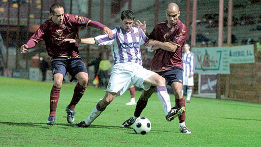 Los futbolistas del Pontevedra Dul y Yonay presionan a un jugador del Valladolid B.