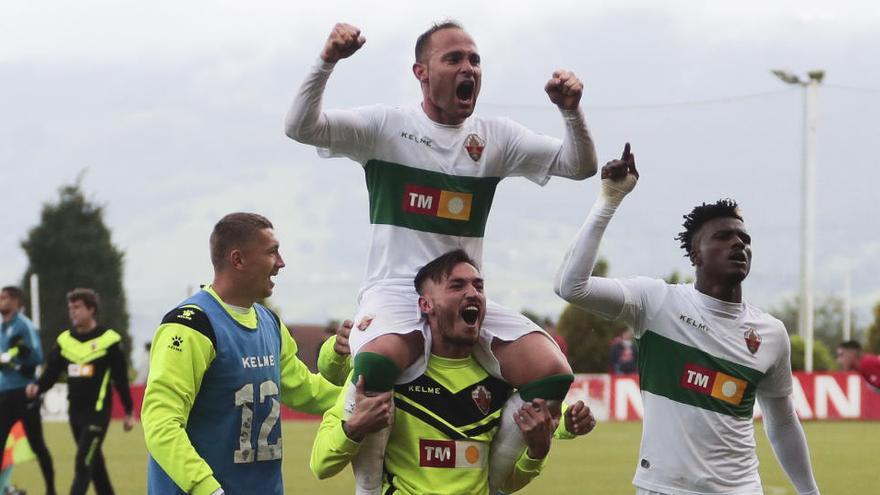 Los jugadores del Elche sacan en hombros a Nino tras su histórico gol en Mareo en junio de 2018