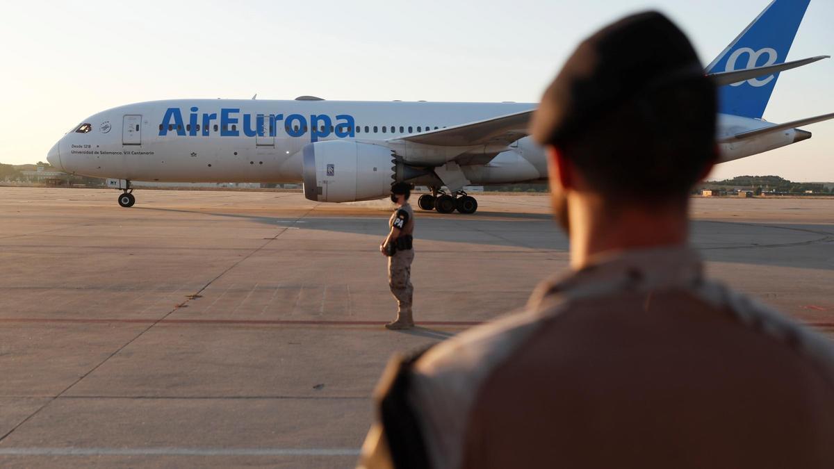 Un militar observa uno de los aviones llegados de Kabul en la primera fase de la operación de evacuación.