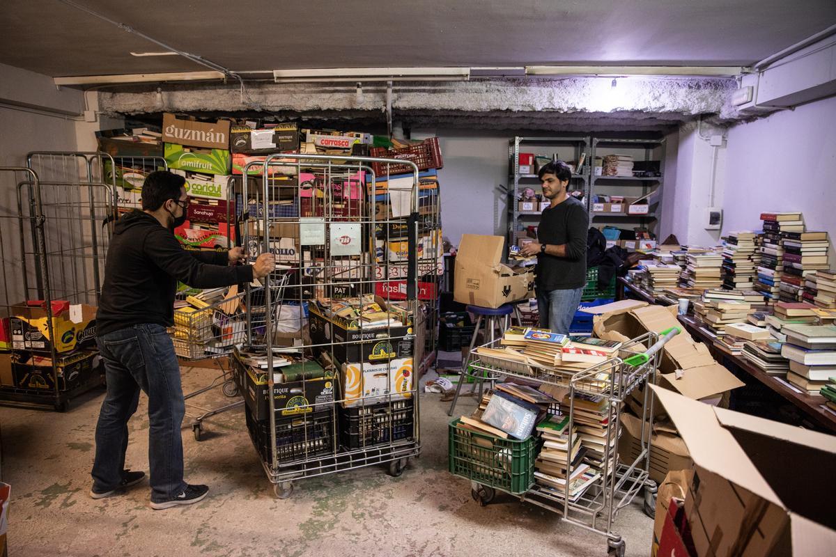 Voluntarios trabajando en el almacén de la tienda Llibre Solidari 