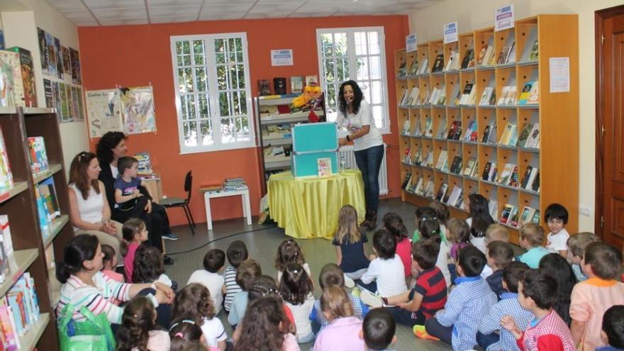 La cuentacuentos Ruth Galindo, durante la actuación en la biblioteca de Pazos de Borbén. / FdV