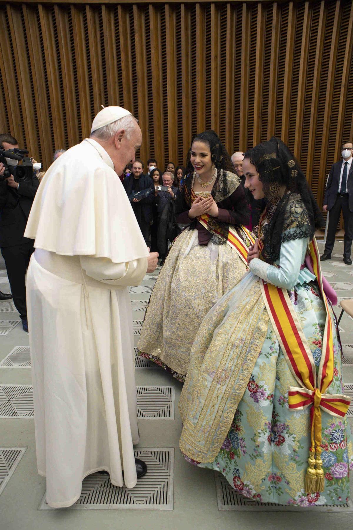 El histórico encuentro de Francisco con las falleras mayores