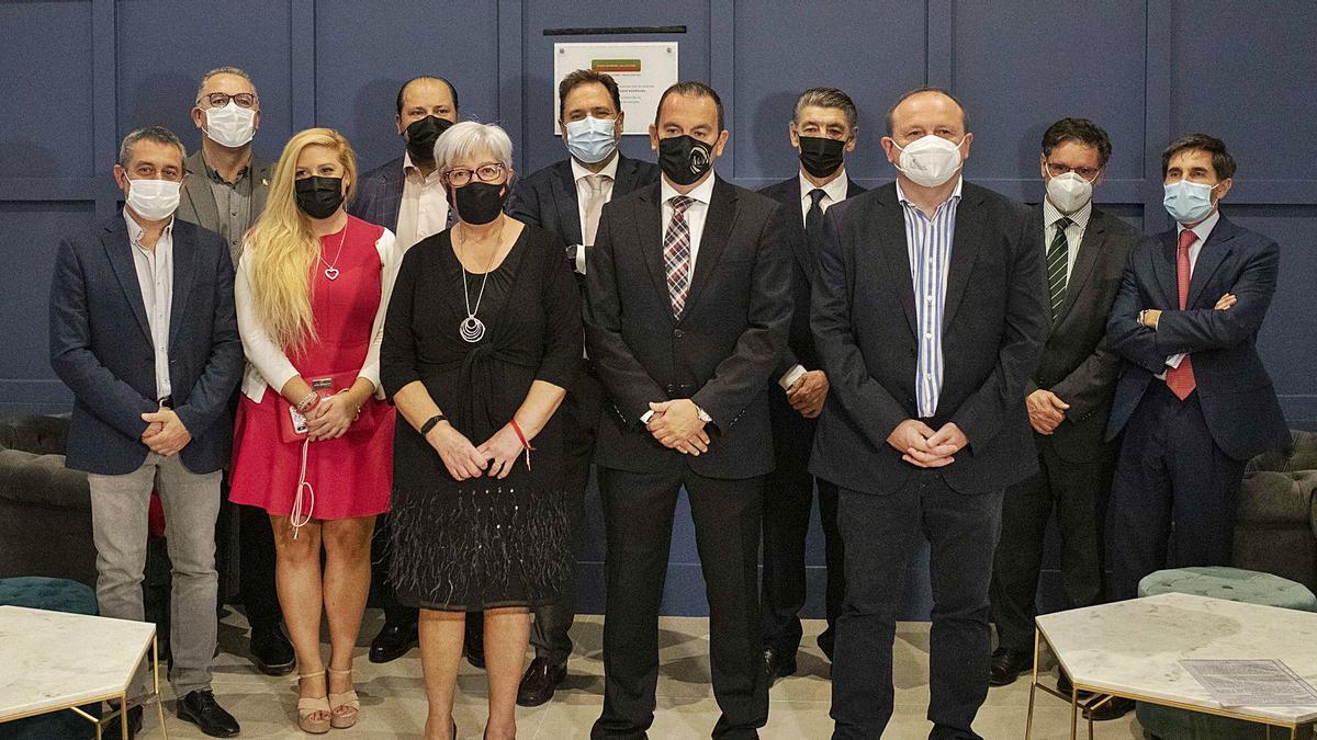 Foto de familia de las autoridades, tras la inauguración de la Casa de Zamora en Madrid. | Emilio Fraile