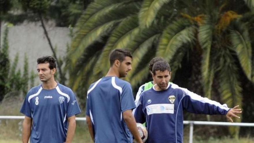 José Ramón da instrucciones a Romay durante un entrenamiento en Elviña. / la opinión