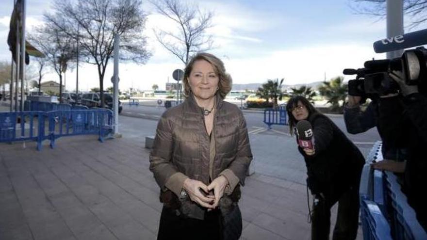 Rosa Estarás, a su llegada ayer a la sede del juicio de Nóos en la EBAP.