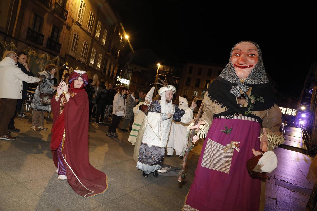 EN IMÁGENES: Las Comadres de Avilés sacan la fiesta a la calle