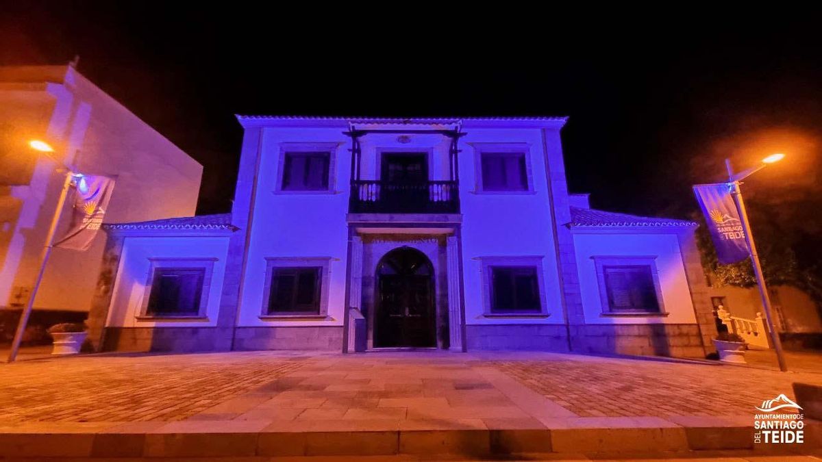 The City Hall was illuminated in purple to make visible the World Day of Inflammatory Bowel Diseases