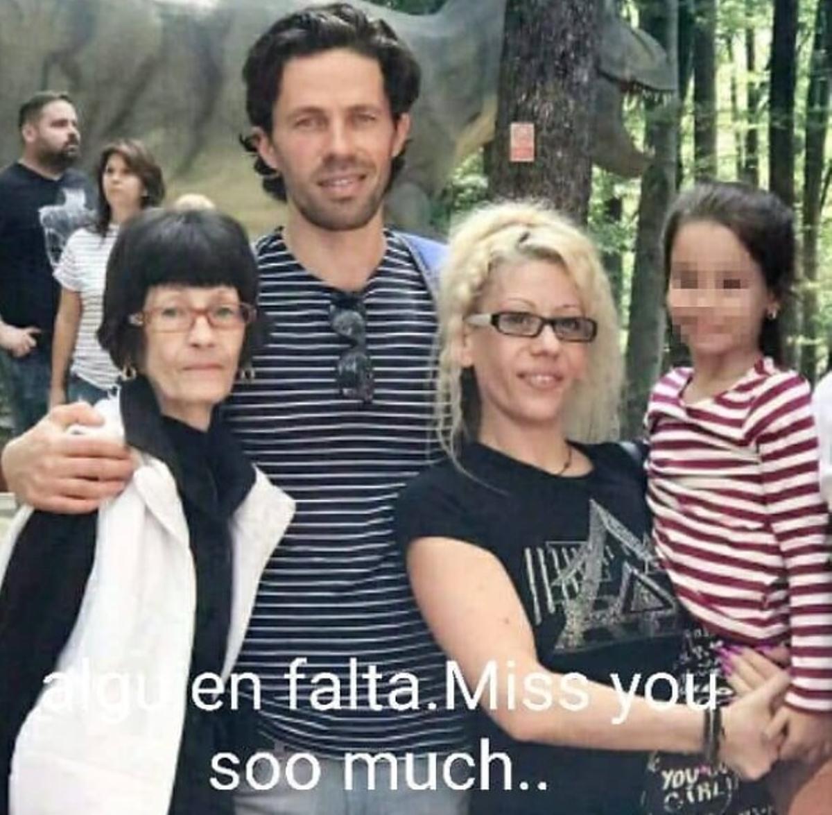 Isabell con su hermano Gavril, su madre y su hija, en una foto tomada poco antes de su asesinato.