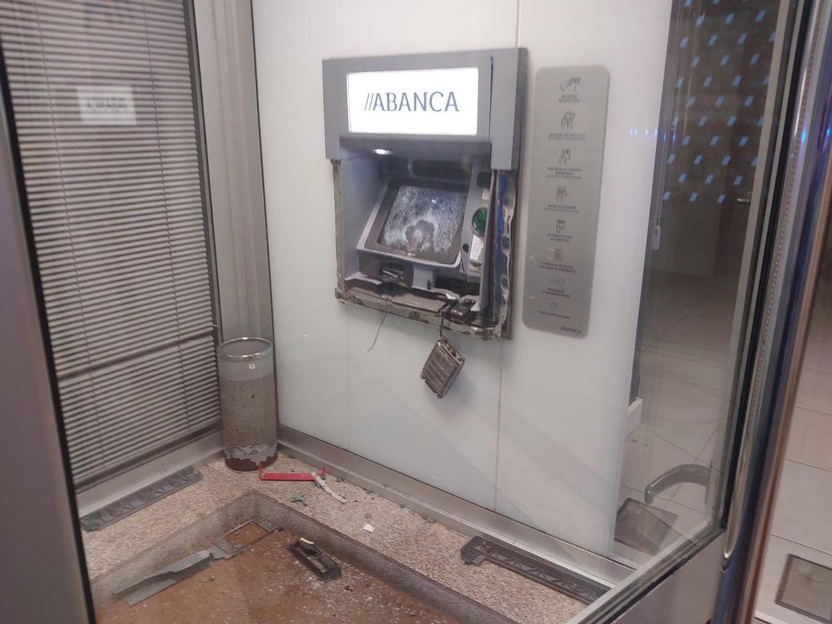 El estado en el que quedó el cajero tras la explosión.