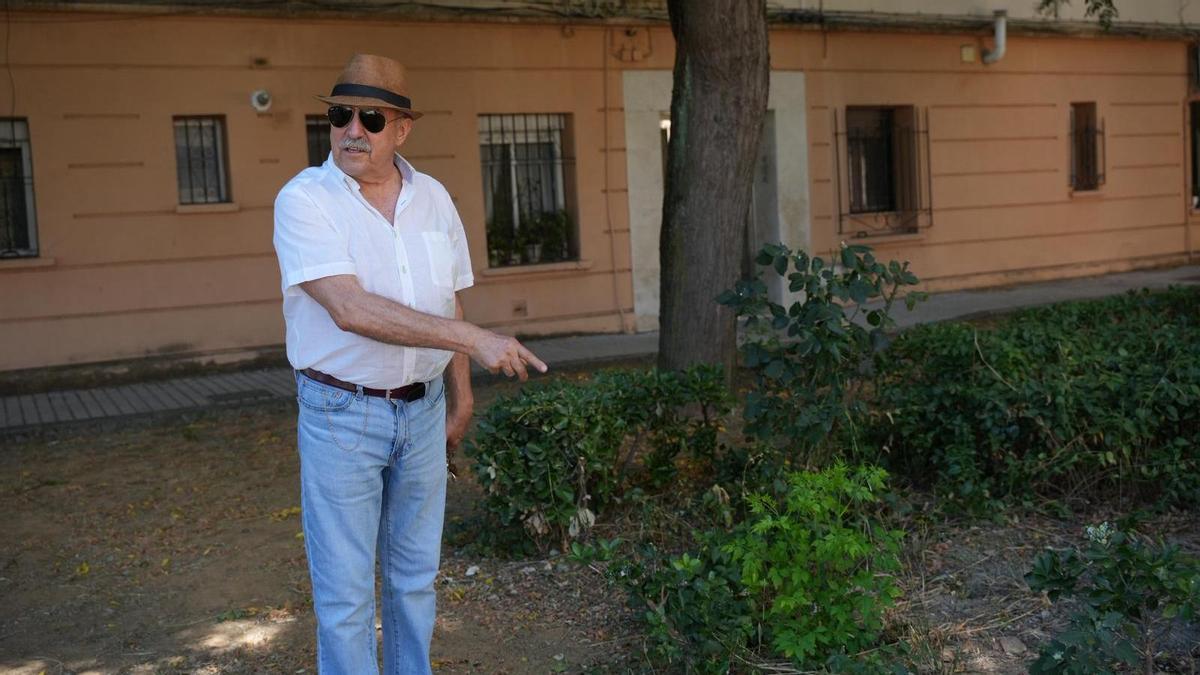 Gerardo Barrientos señala una de las zonas que la empresa ha dañado.