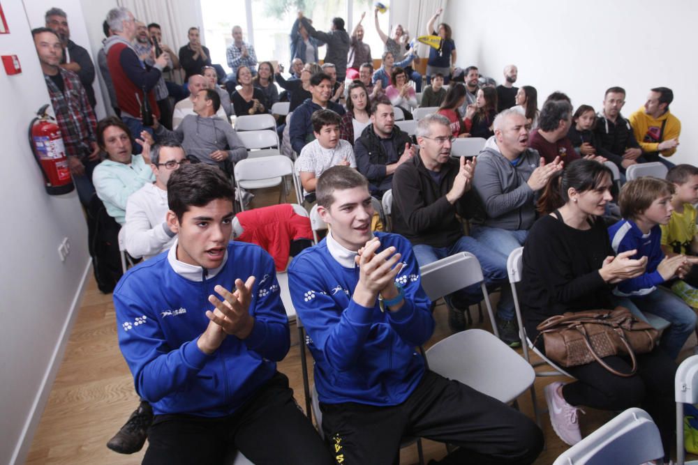 Els aficionats, seguint el partit, a Sarrià de Ter.