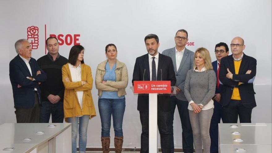 El portavoz parlamentario del PSOE, Joaquín López, ayer junto a alcaldes y portavoces del PSRM.