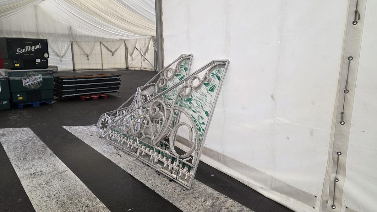 La iluminación de la falla situada entre las calles Marvà y Albacete