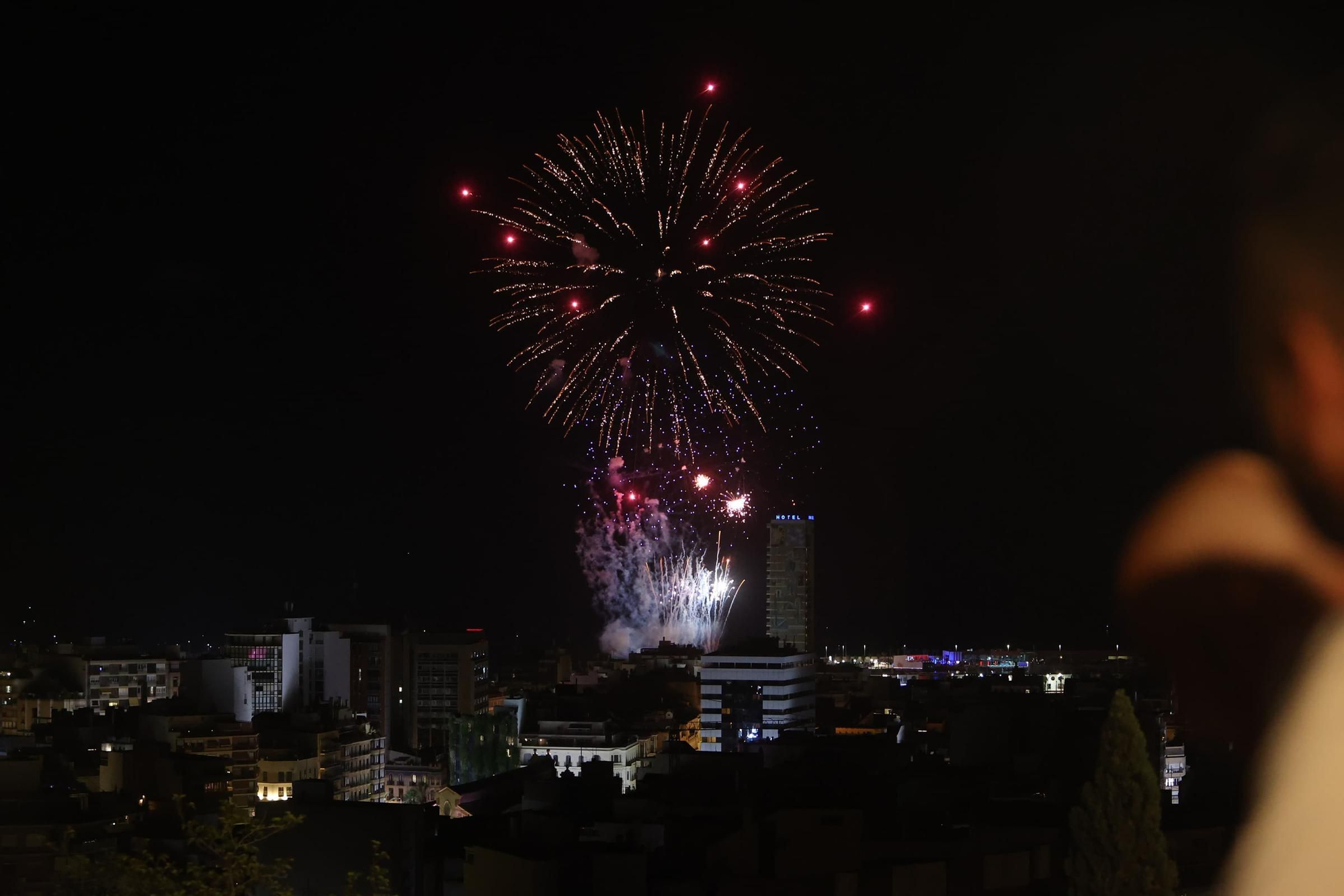 Así ha sido el espectáculo de la pirotecnia Gironina desde el Castillo de San Fernando en Alicante