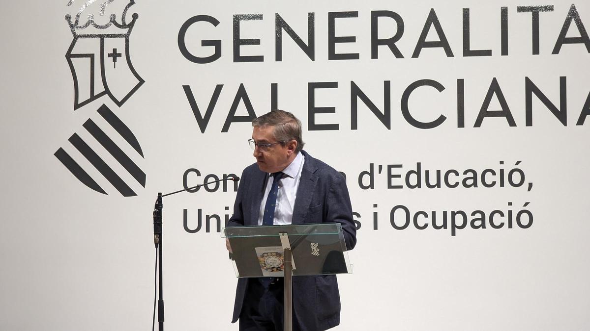 El conseller de Educación, José Antonio Rovira, clausura el congreso de docentes celebrado en la sede de Campanar.
