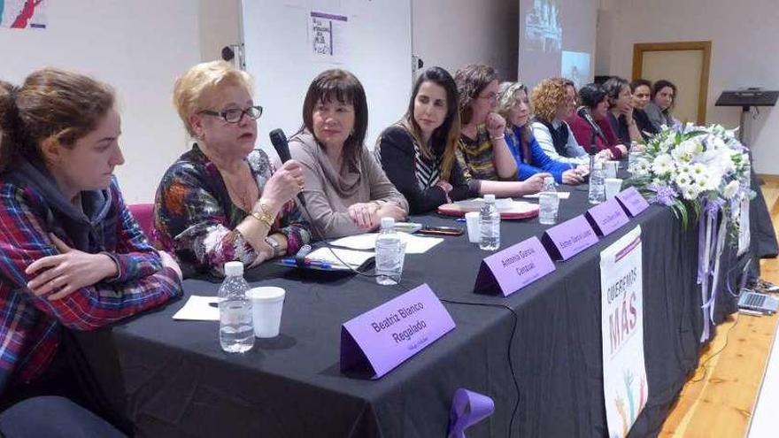 Por la izquierda, Beatriz Blanco, Antonia García, Esther García, Lucía Blanco, María Fernández, Mercedes Bergueiro, María del Carmen Granda, María Ondina, Natividad Álvarez, Sonia García y Teresa Valdés-Solís, ayer en el Instituto Astures.