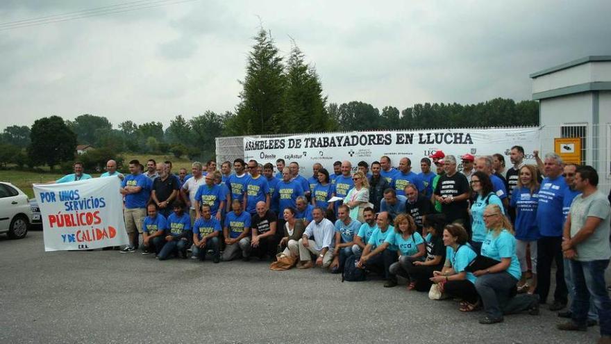 Los trabajadores del Matadero, flanqueados por compañeros de otras empresas en lucha, ayer.