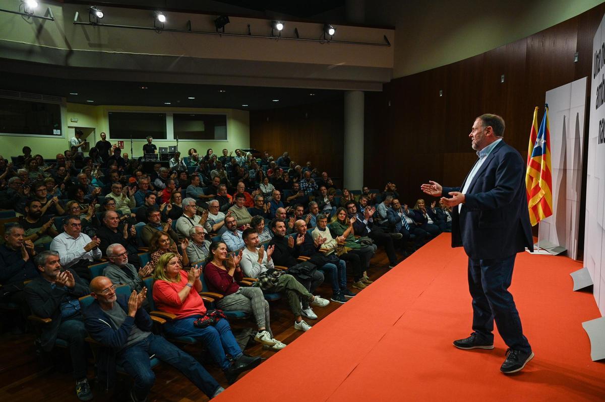 The leader of ERC, Oriol Junqueras, goes on tour through Catalonia to present his candidacy.