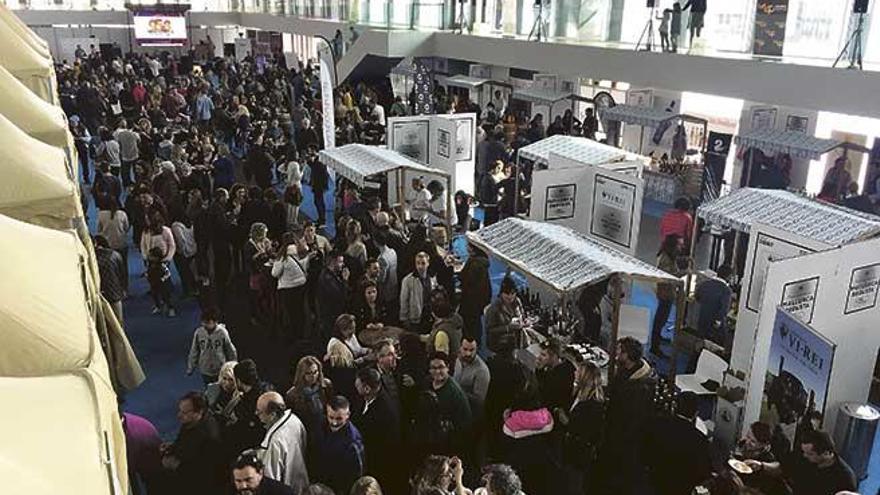 El ´hall´ del Palau de Congressos de Palma, ayer, lleno durante las horas del mediodía.