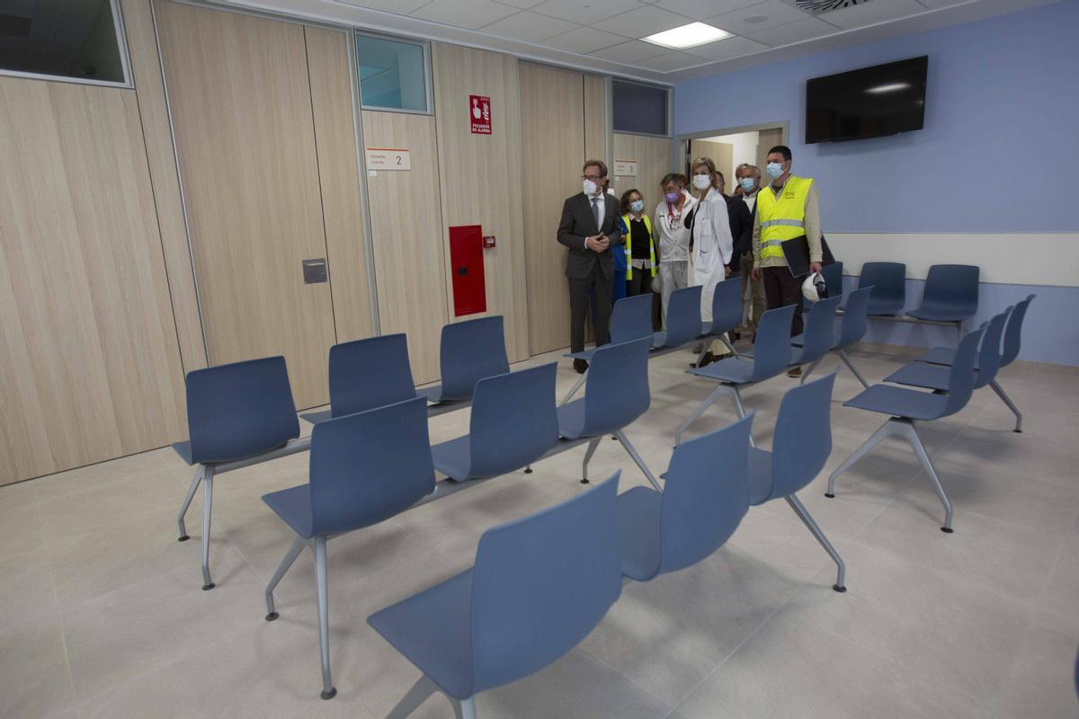 El conseller de Sanidad Miguel Mínguez visita el futuro hospital de día oncológico y la remodelación de las urgencias del hospital Sant Joan d’Alacant