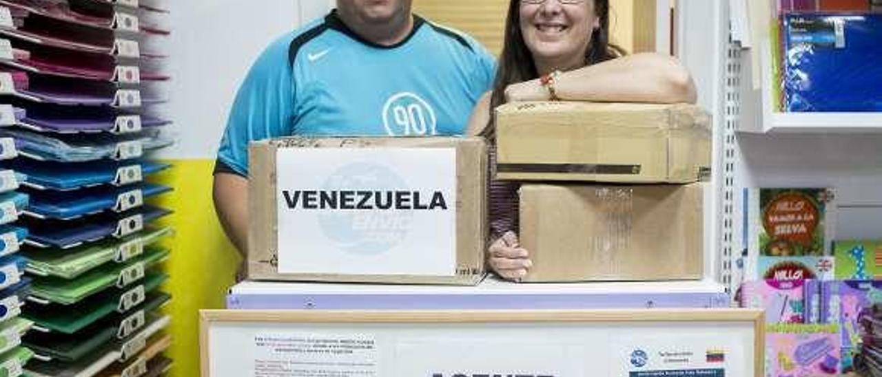 Edwin en su librería y agencia de envíos a Venezuela. //Brais Lorenzo