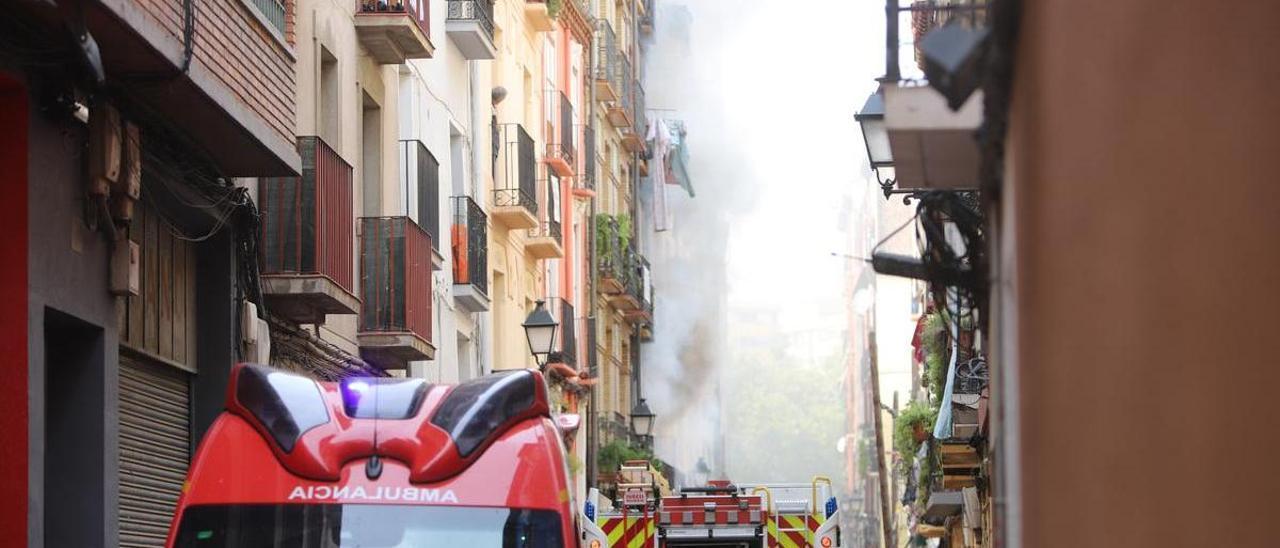 El incendio fue alarmante porque el humo y el fuego salían por las ventanas.